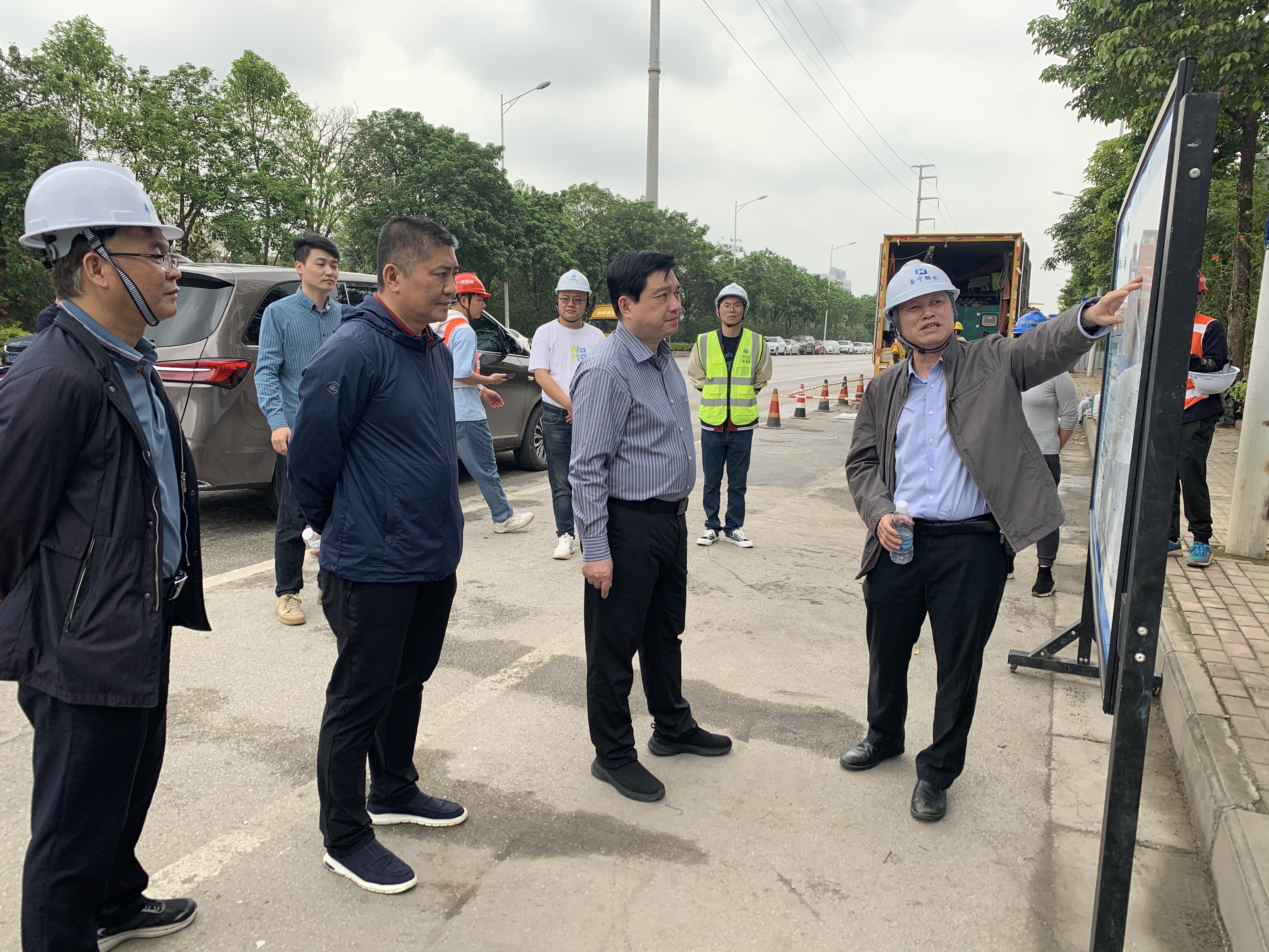 南寧市委常委、政法委書記黃寧到南寧市雨污水管網(wǎng)改造項(xiàng)目第六期工程開展調(diào)研工作